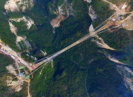 张家界“世界最长玻璃桥”元旦假期游客火爆